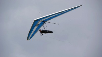 Hang glider : Fizz ; Manufacturer : Bautek